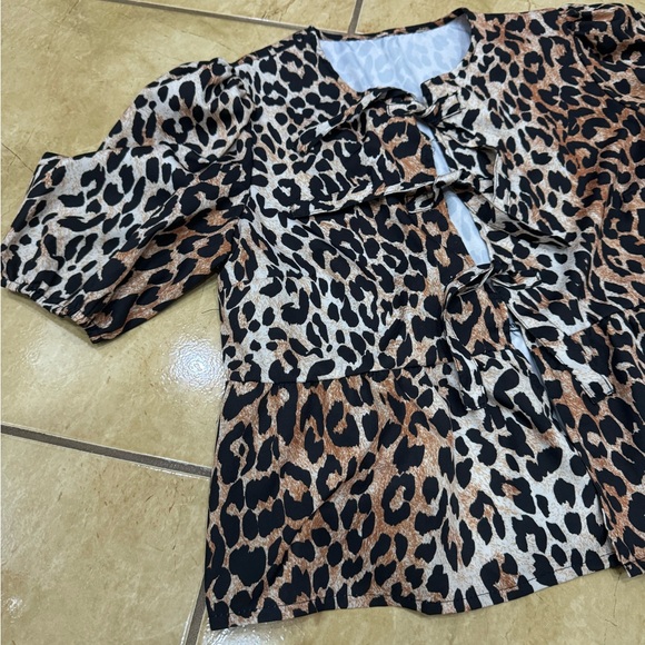 Beautiful Animal print blouse ❤️ - Picture 3 of 9